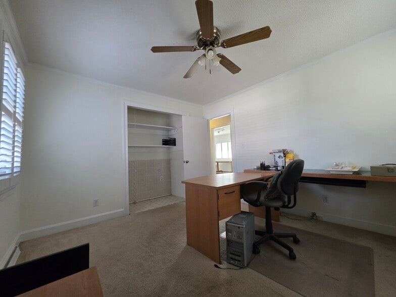 More Photos Of 2034 W 5th St, Washington Showroom For Sale