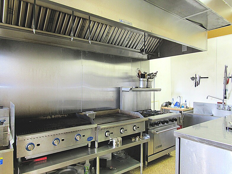 More Photos Of 514-520 N Railroad St, Burton Restaurant For Lease