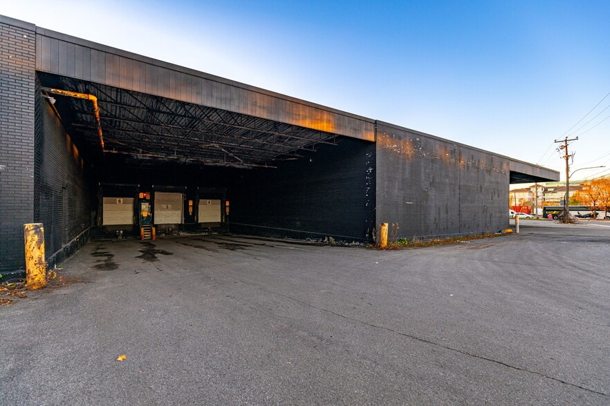 More Photos Of 5950 Ch De La Côte-De-Liesse, Mont-Royal Distribution For Sale