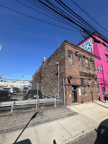 Primary Photo Of 1011 46th Ave, Long Island City Light Distribution For Lease