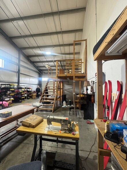 More Photos Of 840 SE Woodland Blvd, Bend Warehouse For Lease