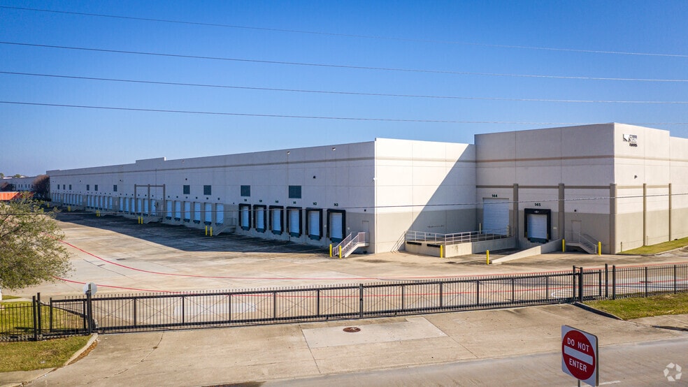 More Photos Of 7301-7401 Security Way, Houston Warehouse For Lease