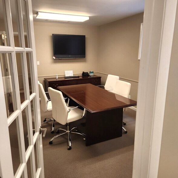 More Photos Of 17 Wilmot Ln, Riverside Office For Lease