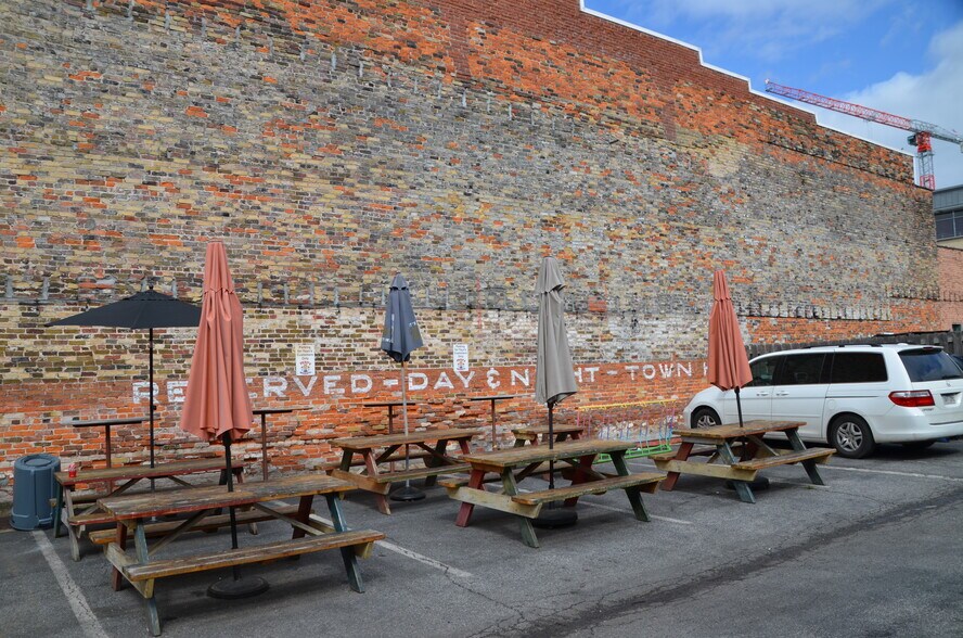 More Photos Of 118 W Central Ave, Bentonville Storefront For Sale