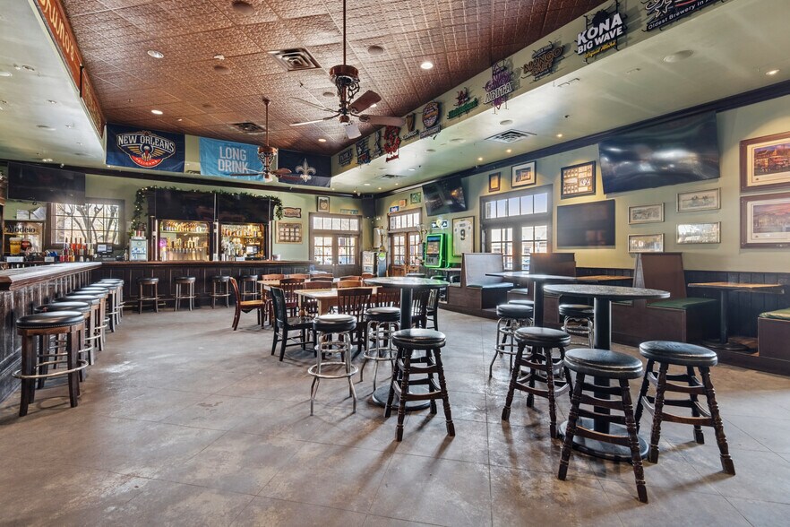 More Photos Of 7538 Maple St, New Orleans Bar For Sale