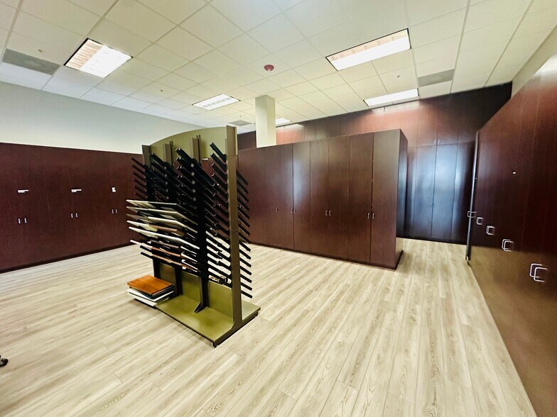 More Photos Of 4730 Blalock Rd, Houston Showroom For Sale