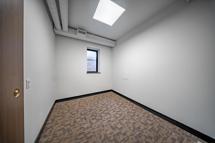 More Photos Of 31 Elm St, Toronto Storefront Retail Office For Sale