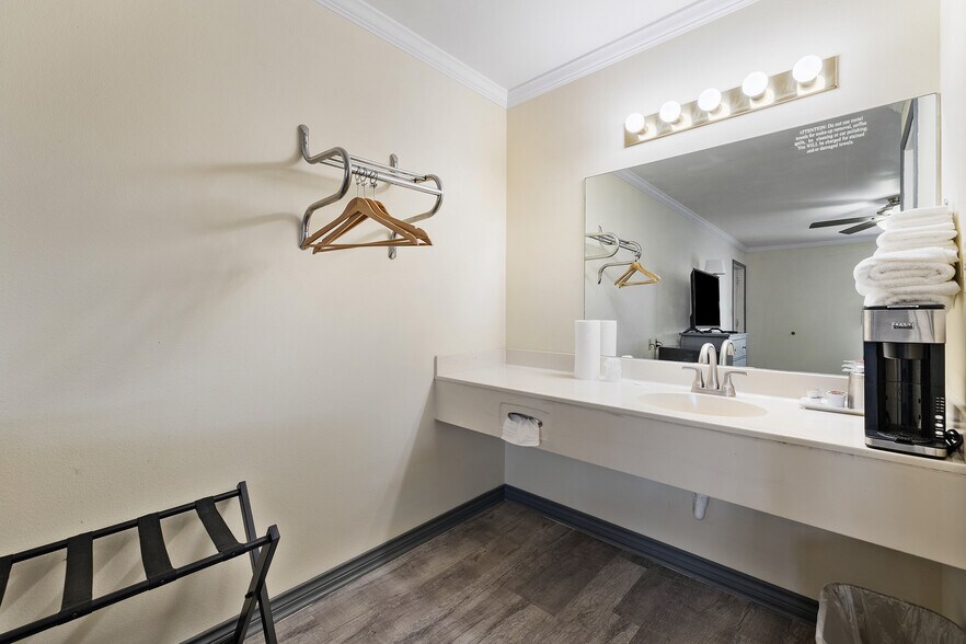 More Photos Of 1206 Main St, Blanco Hotel For Sale