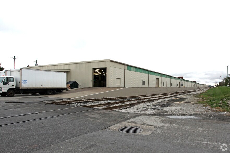 More Photos Of 7635 National Tpke, Louisville Warehouse For Lease