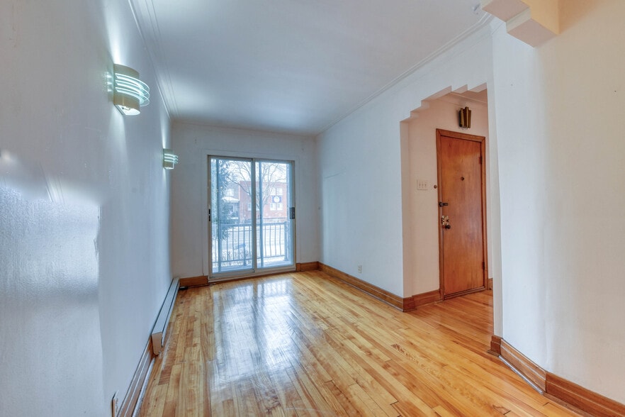 More Photos Of 2710 Rue Sherbrooke E, Montréal Apartments For Sale