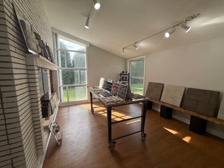 More Photos Of 806 Penny Ave, East Dundee Storefront Retail Office For Lease