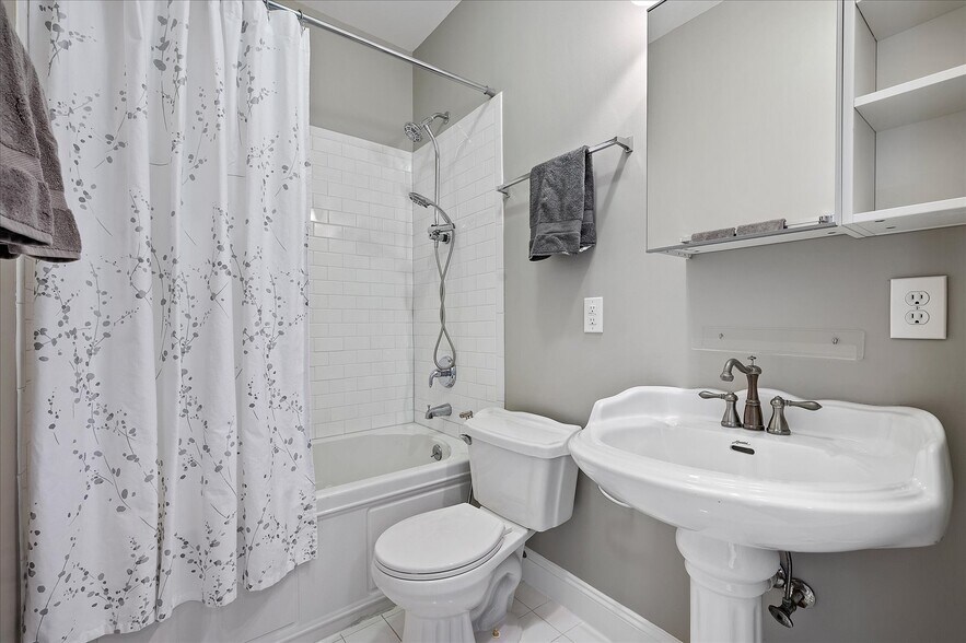 More Photos Of 110-160 Garrison Walk, Roswell Apartments For Sale