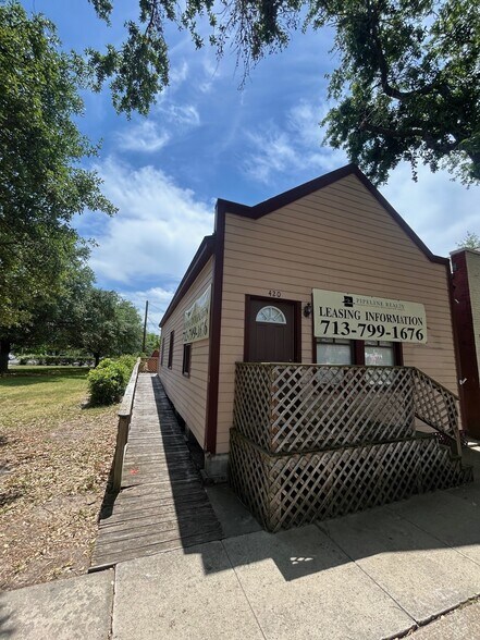 More Photos Of 420 W 19th St, Houston General Retail For Lease