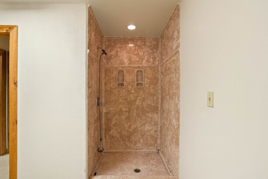 More Photos Of 2404 N US Highway 281, Alice Flex For Lease