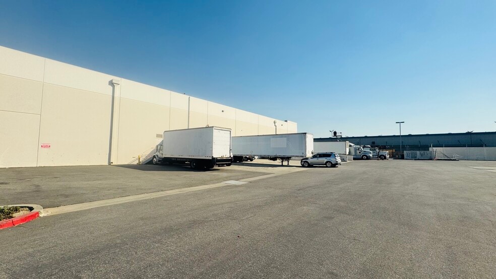 More Photos Of 5866 Smithway St, Commerce Warehouse For Lease