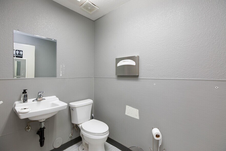 More Photos Of 872 E Sahara Ave, Las Vegas Medical For Lease