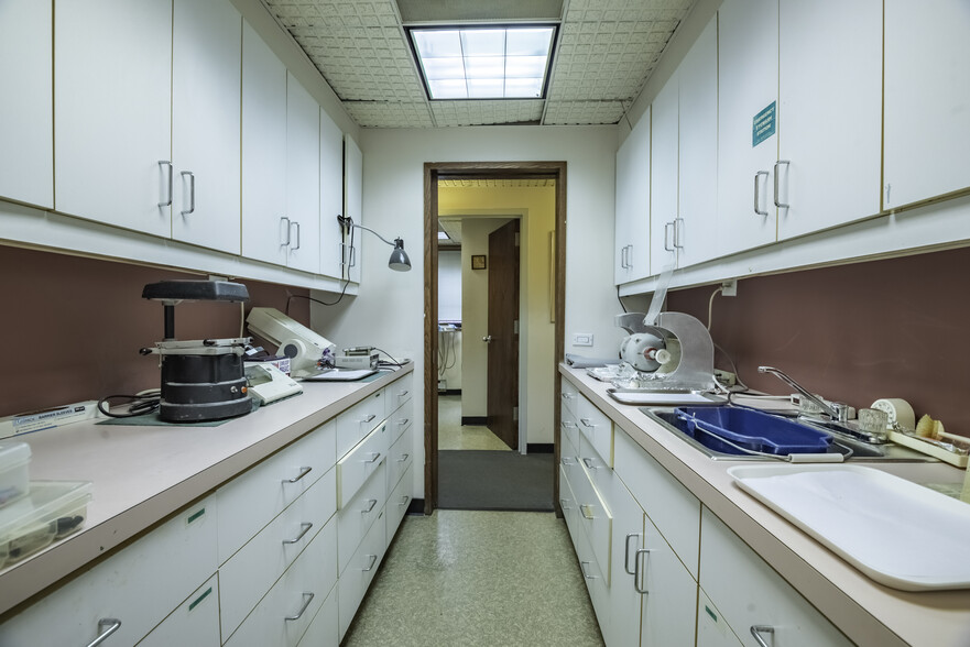 More Photos Of 9418 59th Ave, Elmhurst Office For Sale