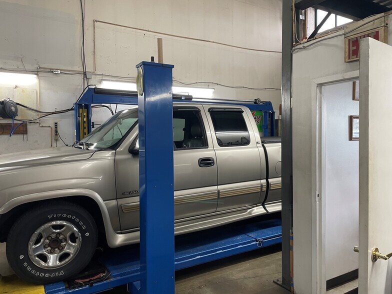 More Photos Of 8740 Cherry Ln, Laurel Light Manufacturing For Sale