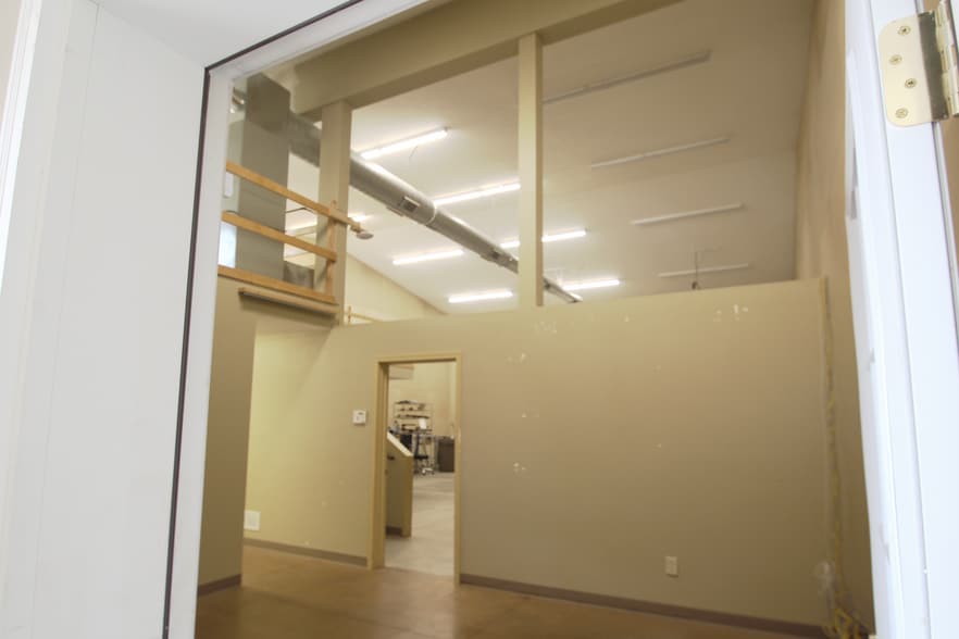 More Photos Of 8691 Wadsworth Rd, Wadsworth Light Manufacturing For Lease