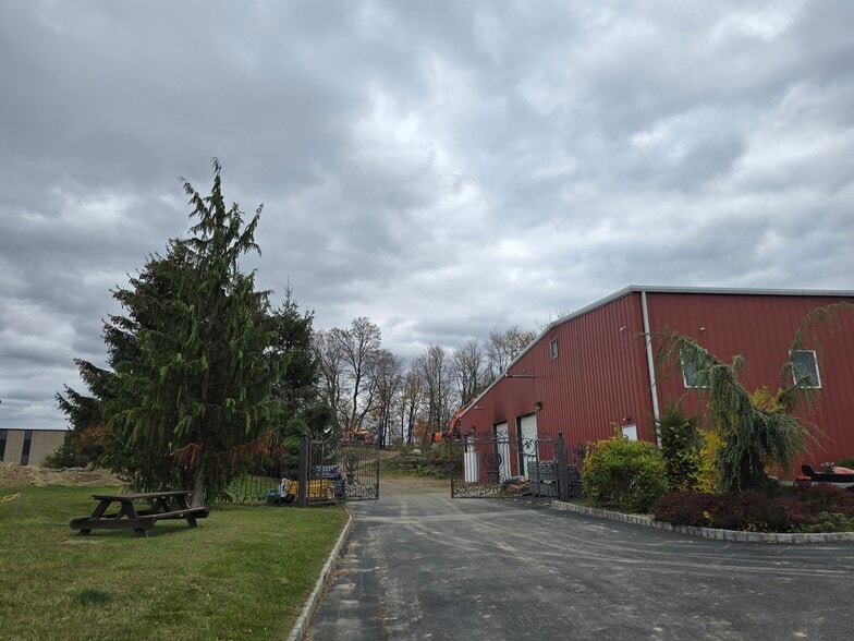 More Photos Of 14 Park Dr, Franklin Warehouse For Lease