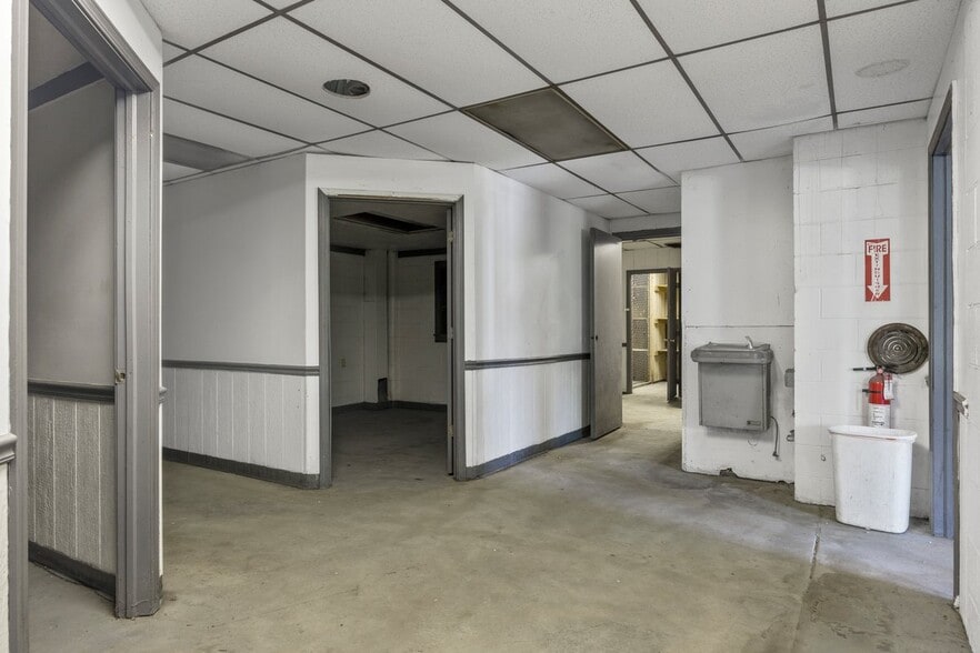 More Photos Of 1901 Old Butler Rd, New Castle Warehouse For Sale