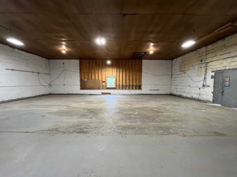 More Photos Of 271 Milton Tpke, Milton Warehouse For Lease