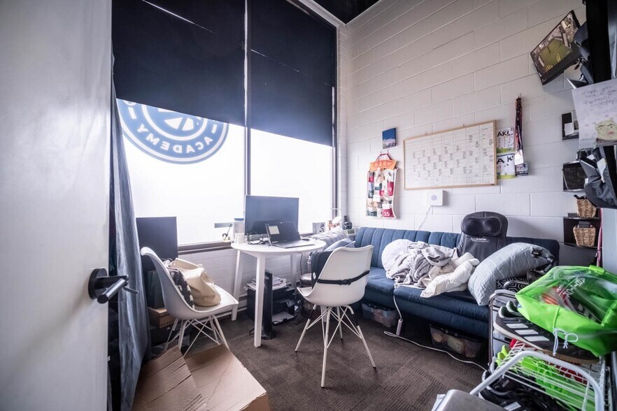 More Photos Of 1513-1527 Johnston Rd, White Rock Storefront For Lease