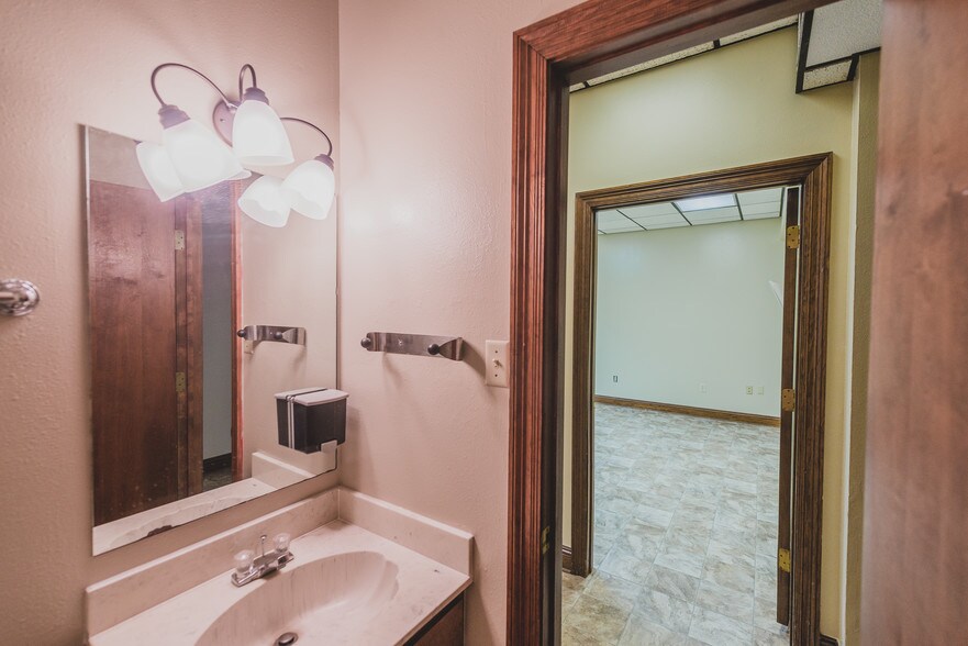 More Photos Of 2002 20th St, Kenner Office For Sale