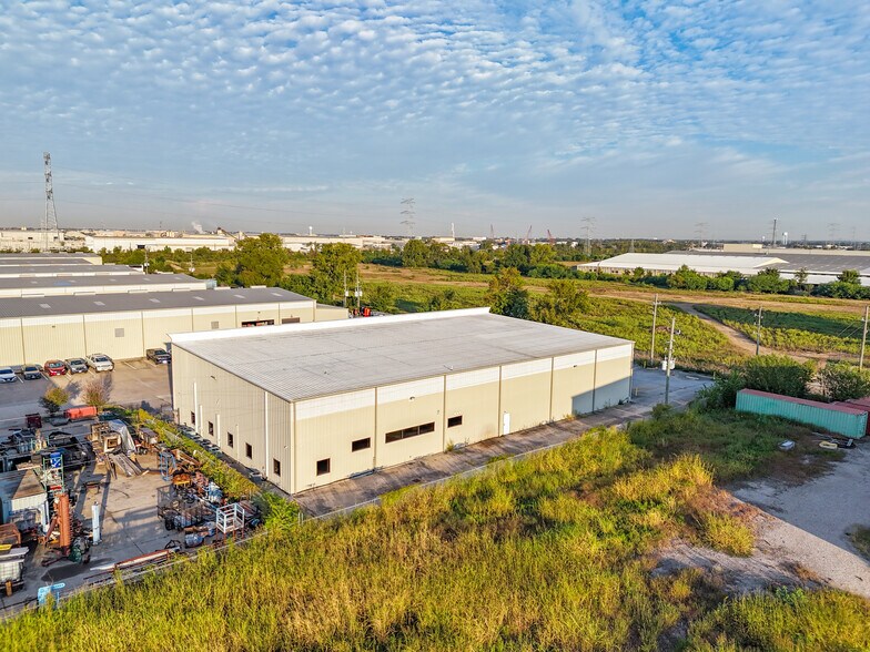 More Photos Of 11050 W Little York Rd, Houston Warehouse For Lease