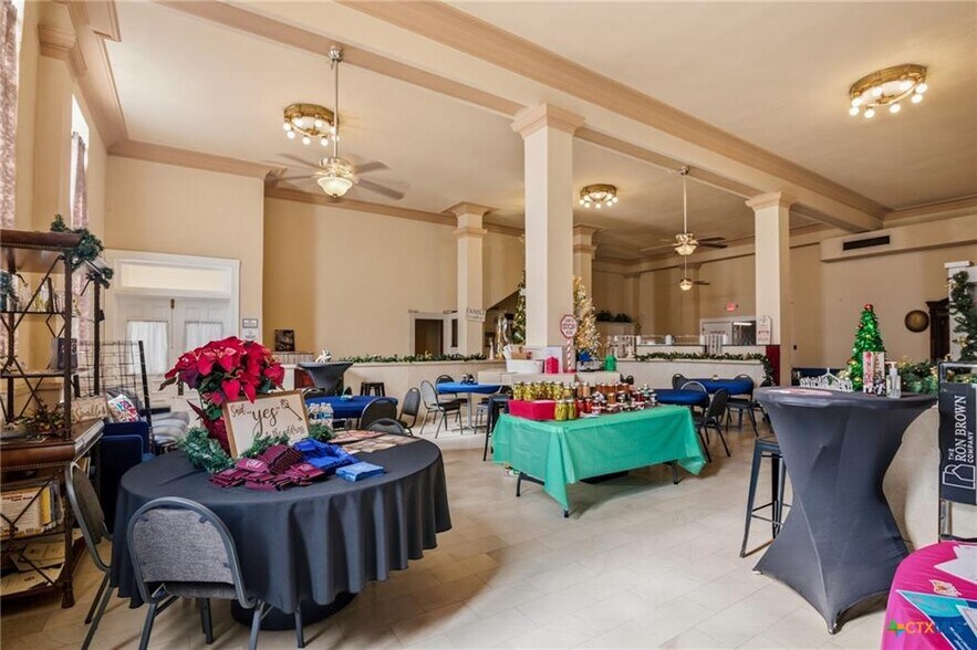 More Photos Of 207 W Grand Ave, Yoakum Flex For Sale