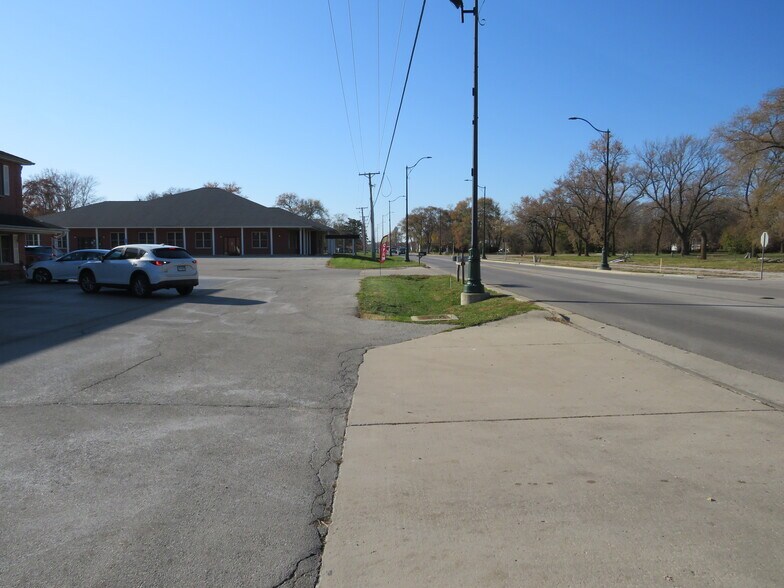 More Photos Of 2585 E Division St, Diamond Storefront Retail Office For Sale