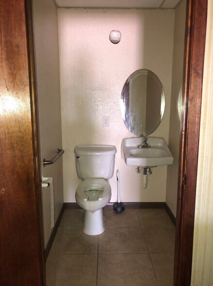 More Photos Of 302 W Main St, Bowling Green Healthcare For Sale
