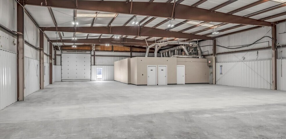 More Photos Of 4327 SW 21st St, Oklahoma City Warehouse For Lease