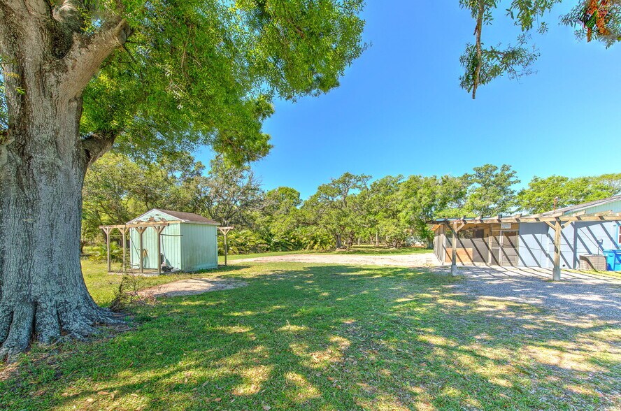 More Photos Of 5921 Causeway Blvd, Tampa Flex For Sale