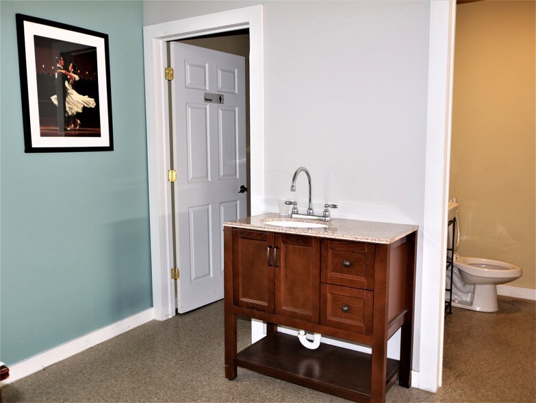 More Photos Of 1523 Parkway Ave, Ewing Showroom For Lease