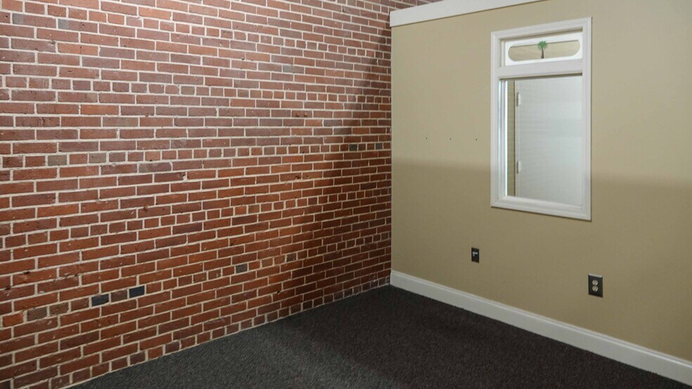 More Photos Of 1021 S Main St, Greenville Freestanding For Lease