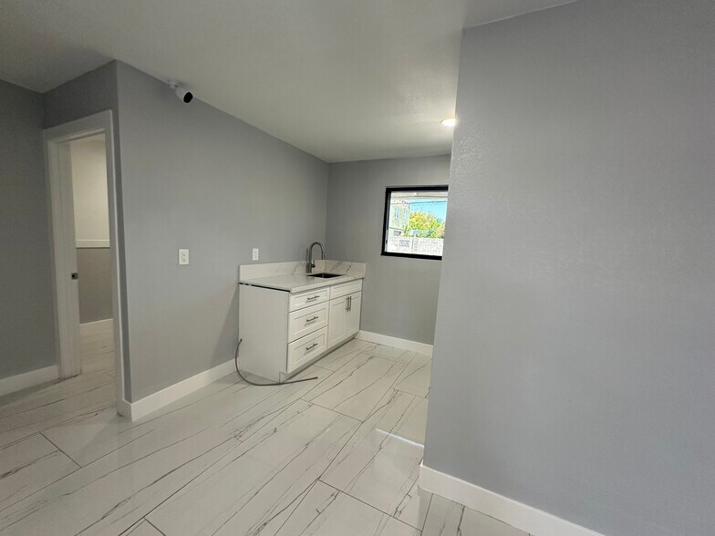 More Photos Of 1406 W Camelback Rd, Phoenix Office For Sale