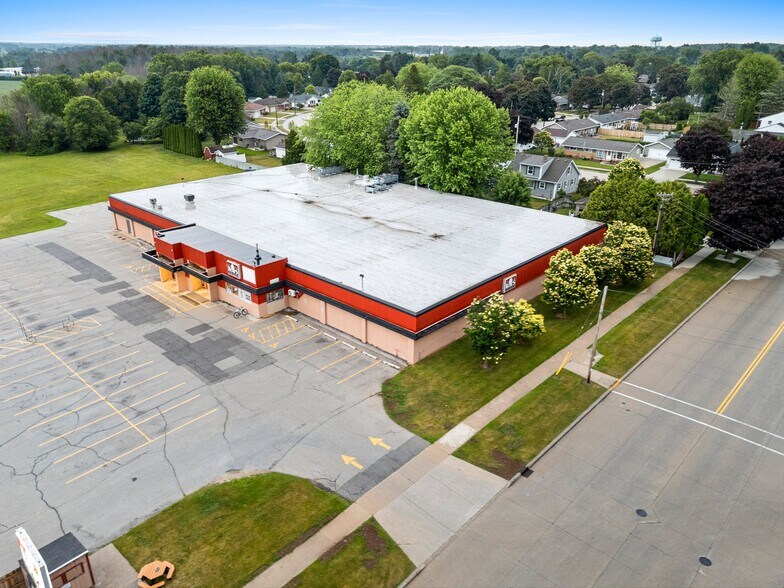 More Photos Of 2330 Menasha Ave, Manitowoc Supermarket For Sale