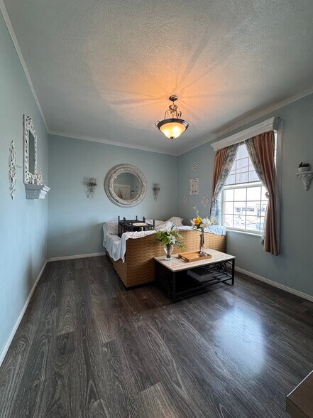 More Photos Of 1221 Overland Ave, Burley Storefront For Sale