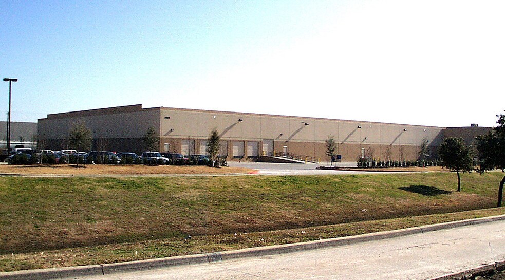 More Photos Of 2323 McDaniel Dr, Carrollton Distribution For Lease