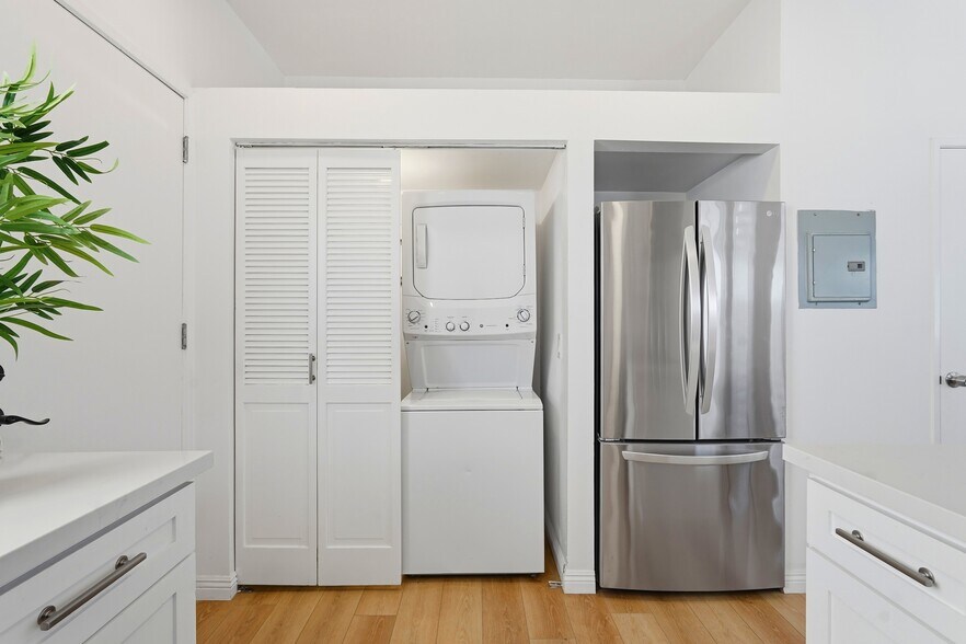 More Photos Of 521 Venice Way, Venice Apartments For Sale