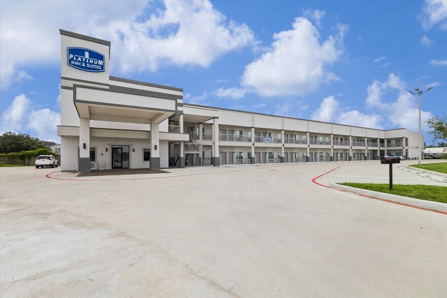 More Photos Of 6424 Queenston Blvd, Houston Hotel For Sale