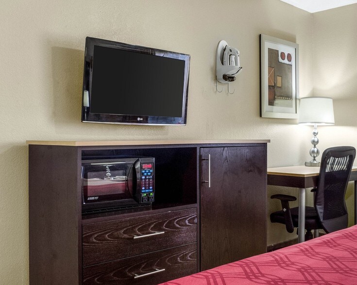 More Photos Of 900 N 43rd St, Grand Forks Hotel For Sale