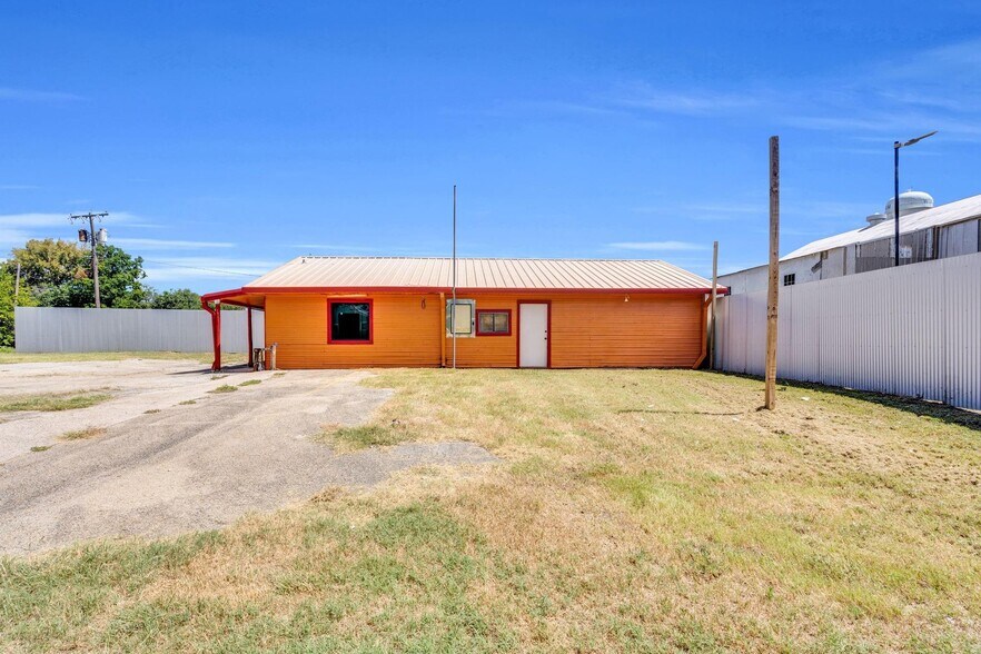 More Photos Of 402 N 3rd St, Wortham Freestanding For Sale