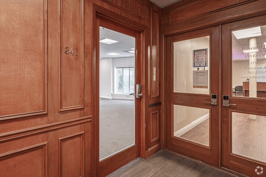 More Photos Of 70 Royal Poinciana Plz, Palm Beach Unknown For Lease