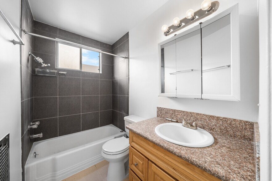 More Photos Of 127 S St Andrews Pl, Los Angeles Apartments For Sale