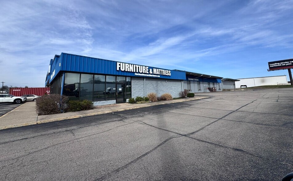 More Photos Of 4 W Crescentville Rd, Cincinnati Auto Repair For Sale