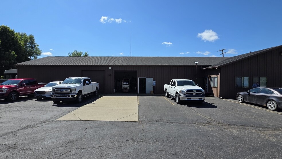More Photos Of 1321-1325 Grand Oaks Dr, Howell Warehouse For Lease