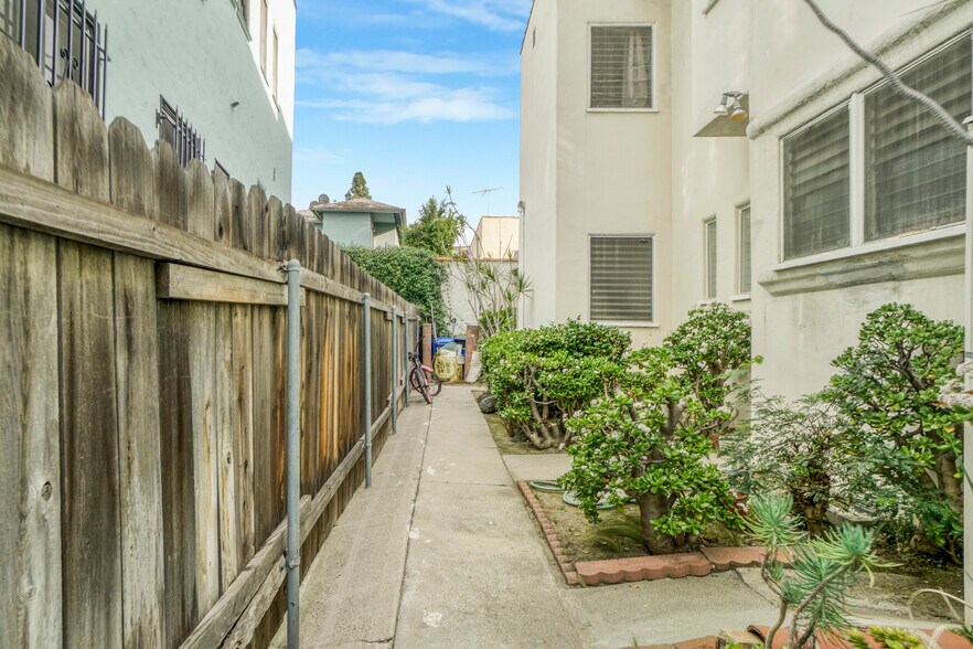 More Photos Of 728 S Genesee Ave, Los Angeles Apartments For Sale