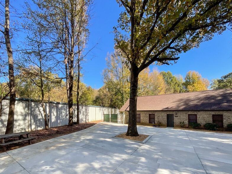 More Photos Of 1804 Lucas Ln, Charlotte Industrial For Lease